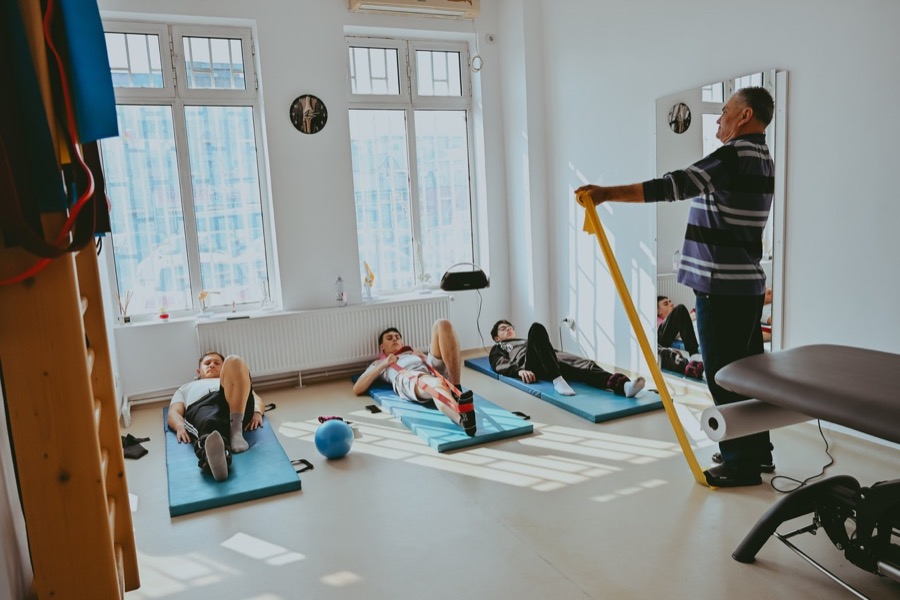 Ședință de kinetoterapie în grup în clinica FizioMax