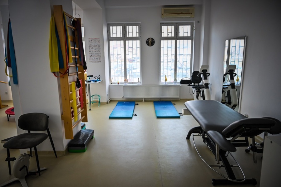 Sala de recuperare FizioMax cu echipamente pentru kinetoterapie